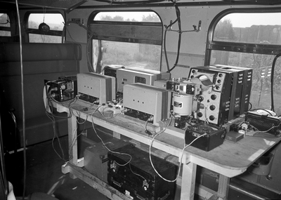 841103 Afbeelding van de meetapparatuur in het electrische treinstel nr. 757 (mat. 1954, plan G) tijdens proefnemingen ...